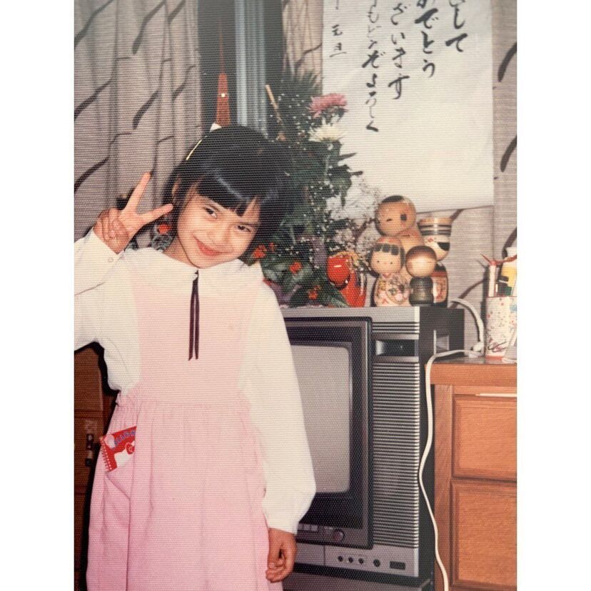 静電気、チャンネル争い、叩いて直す…柴咲コウ(39)の幼少期の写真に写る「ブラウン管テレビ」に注目が集まる!!