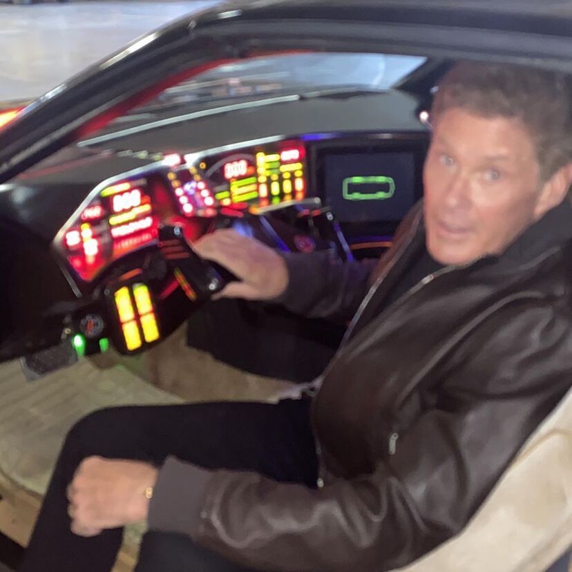 「ナイトライダー」の主人公役を務めたデビッド・ハッセルホフが『ナイト2000』そっくりの車を競売にかける！！