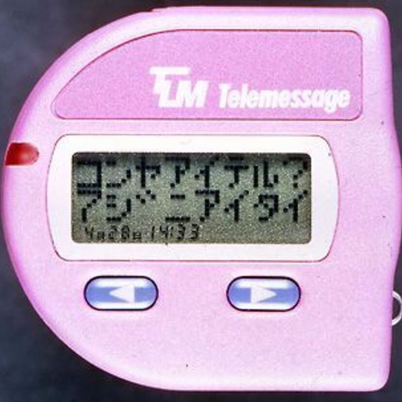 ケータイやPHSが登場する前、ポケベルが普及しました。女子高生（コギャル）中心にポケベル文化は大流行をみせました。
