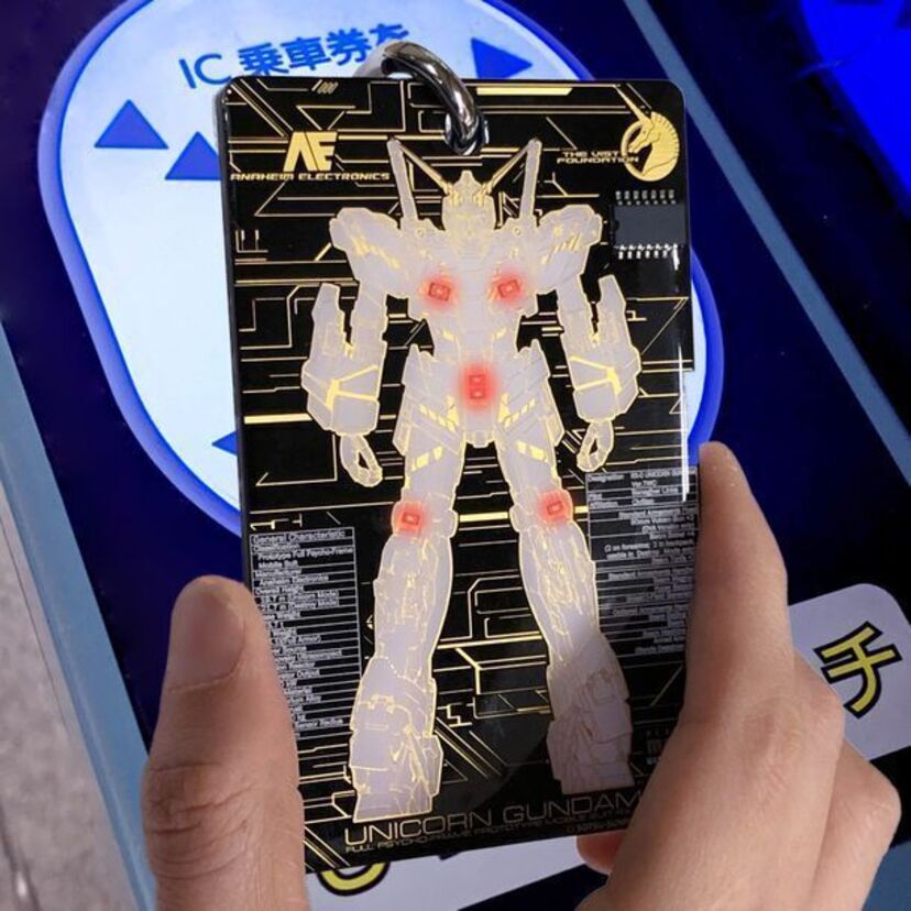 通勤通学を楽しく！電池無しでLEDが光るICカードケースに『機動戦士ガンダム』が登場！！