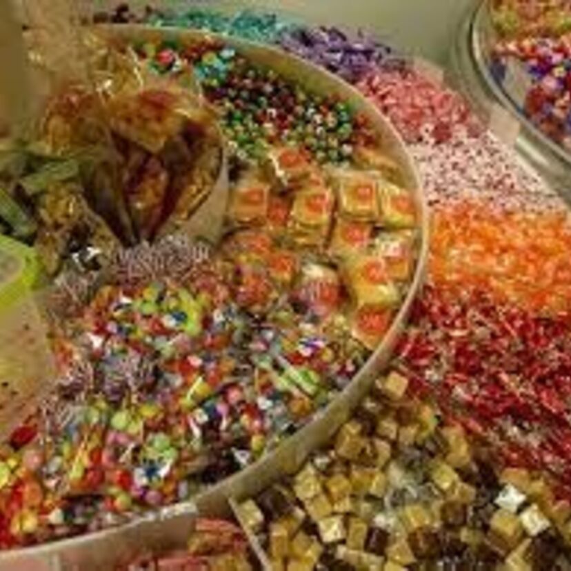 お菓子の回転台「スイートプラザ」はお菓子の量り売り、デパートの地下でよく見かけたものです。