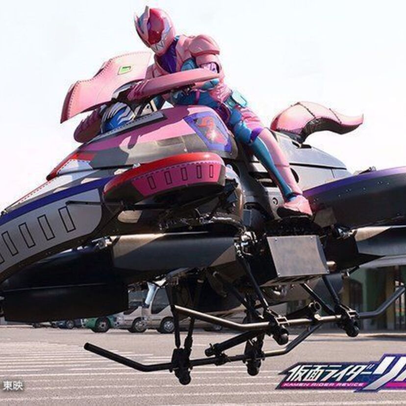 仮面ライダーとglambがアパレルコラボ！新作「仮面ライダーリバイス」ではホバーバイクが登場！！
