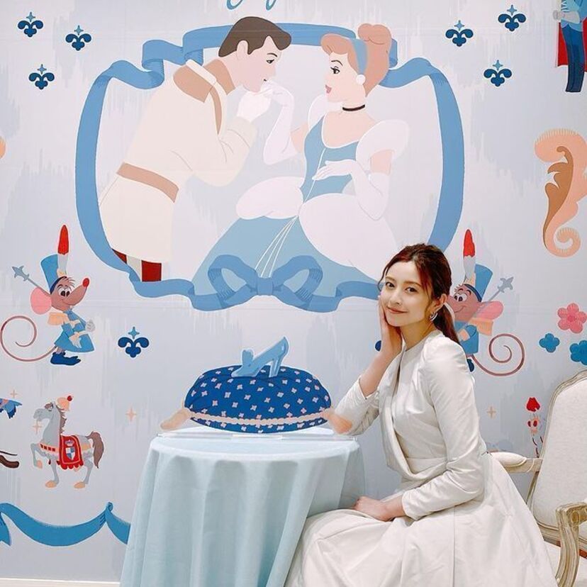 女優・片瀬那奈（40）が「シンデレラ」のスペシャルカフェを訪問！白いワンピース姿の最新ショットを披露！！