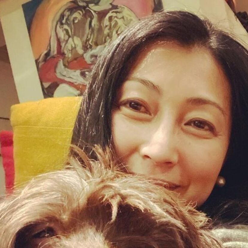 女優・鶴田真由（51）が愛犬との仲睦まじい2ショットを披露！！