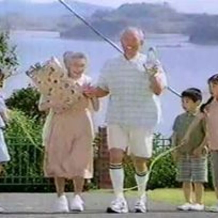 おじいさんとあばさんが手をつなぐ♪チャーミーグリーンのCM