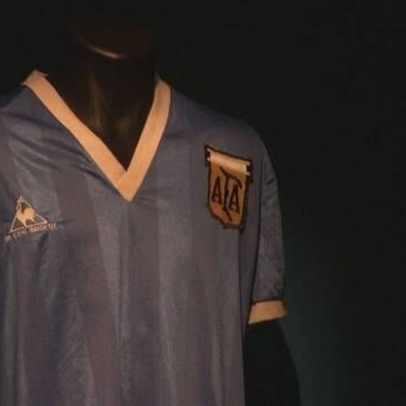 【話題】マラドーナが1986年に“神の手”ゴールを決めた際のユニフォームが約12億円で落札される！！