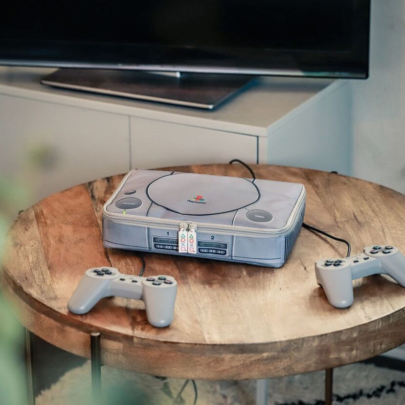 グレーの本体が懐かしい！初代「プレイステーション」を再現した原寸大ポーチがまさかの登場！！