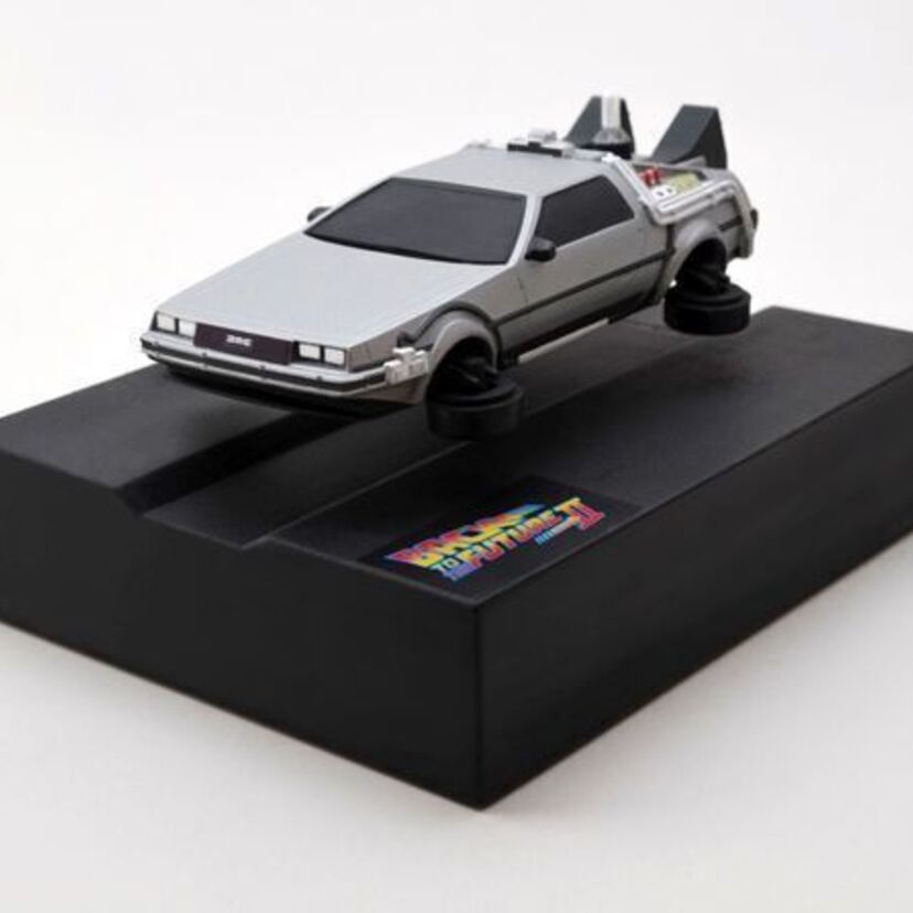 「バック・トゥ・ザ・フューチャーPartII」に登場する『デロリアン』のフィギュアが発売！！