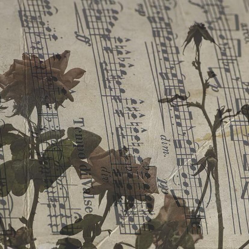 お笑いグループから生まれた大ヒット曲