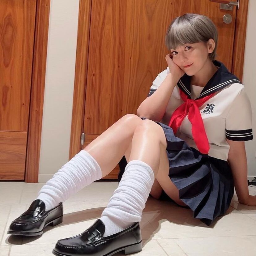 歌手・華原朋美（48）が女子高生に！？若々しいセーラー服＆ルーズソックス姿を披露！！