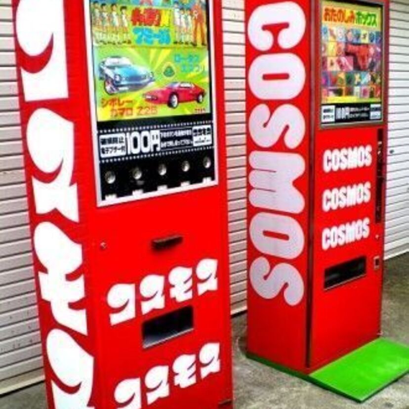 コスモスのガチャガチャ憶えていますか？高級感のある箱のおもちゃから有名なビックリマンのパクリ「ロッチ」騒動まで。