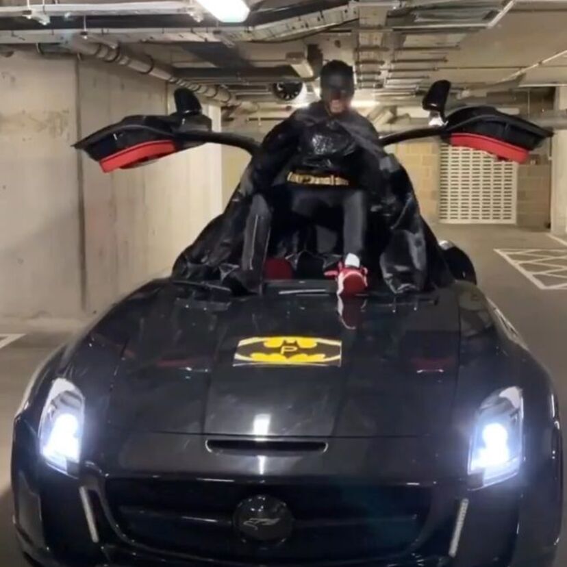 元フランス代表のパトリス・エブラの「バットマン」コスプレが話題に！歴代バットモービルを徹底解説したマニュアル本も登場！！