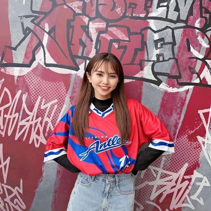 元NMB48・磯佳奈江（29）が「鹿島アントラーズ」1993年デザインの復刻ユニフォームを披露！“神様”ジーコも来日中！