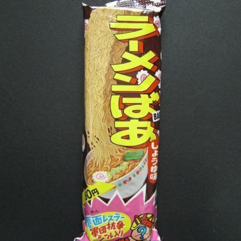 「すったからった、すったからった、あ、ラーメンばあ！」のCMでお馴染みだった、異色のシール付きお菓子「ラーメンばあ」