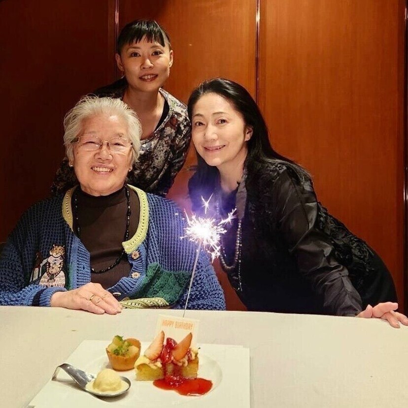 「天城越え」が根強い人気！演歌歌手・石川さゆり（66）が母親＆長女と貴重な“親子三代”ショットを披露！！