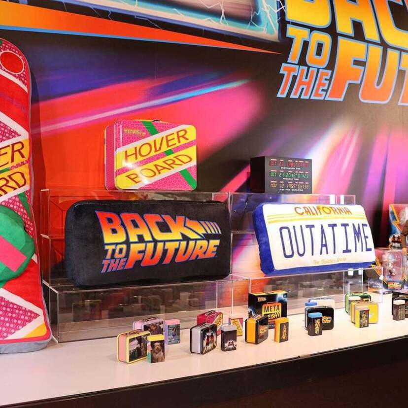 お部屋を『バック・トゥ・ザ・フューチャー』で彩る！タイムサーキット型のライトボックスやホバーボード型のクッションが登場！