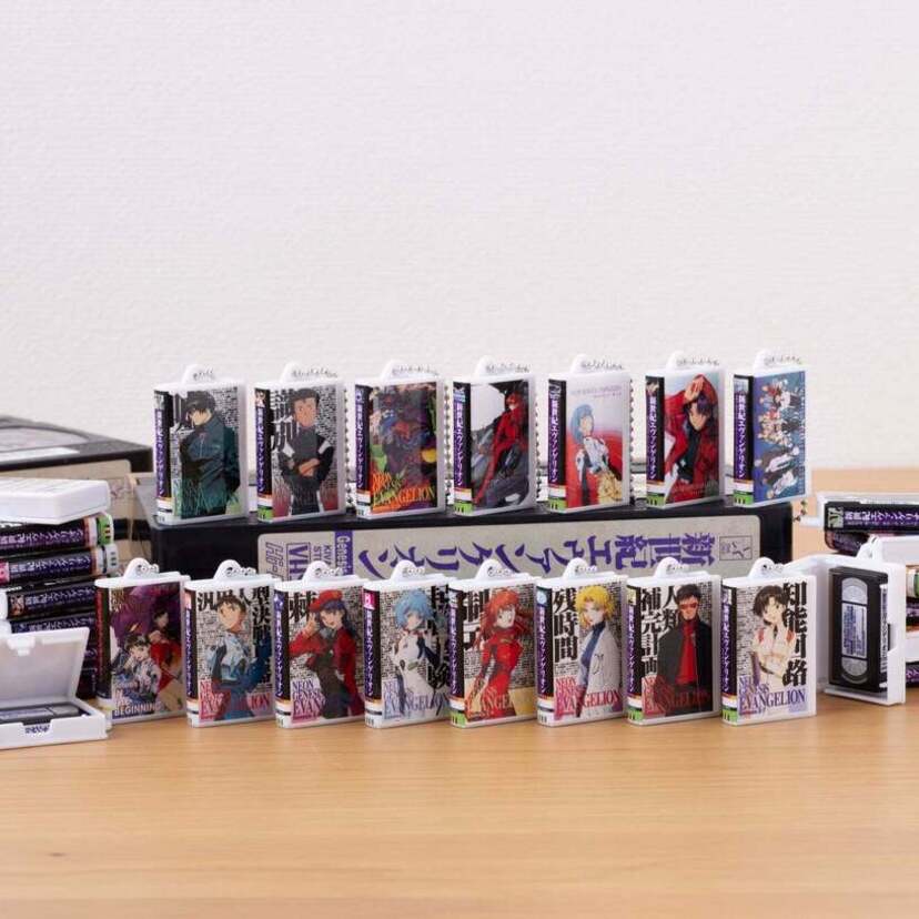 懐かしのVHSテープをミニチュアで再現！「新世紀エヴァンゲリオン ビデオテープミニチュアチャームコレクション」が登場！！