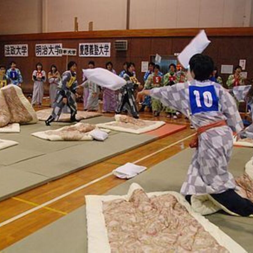 修学旅行の定番【枕投げ】日本では大会もあり、世界ではお祭りイベントになっている！