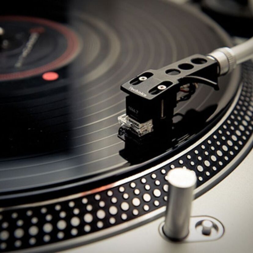 DJの必須アイテム　ターンテーブル【Technics SL-1200】シリーズ