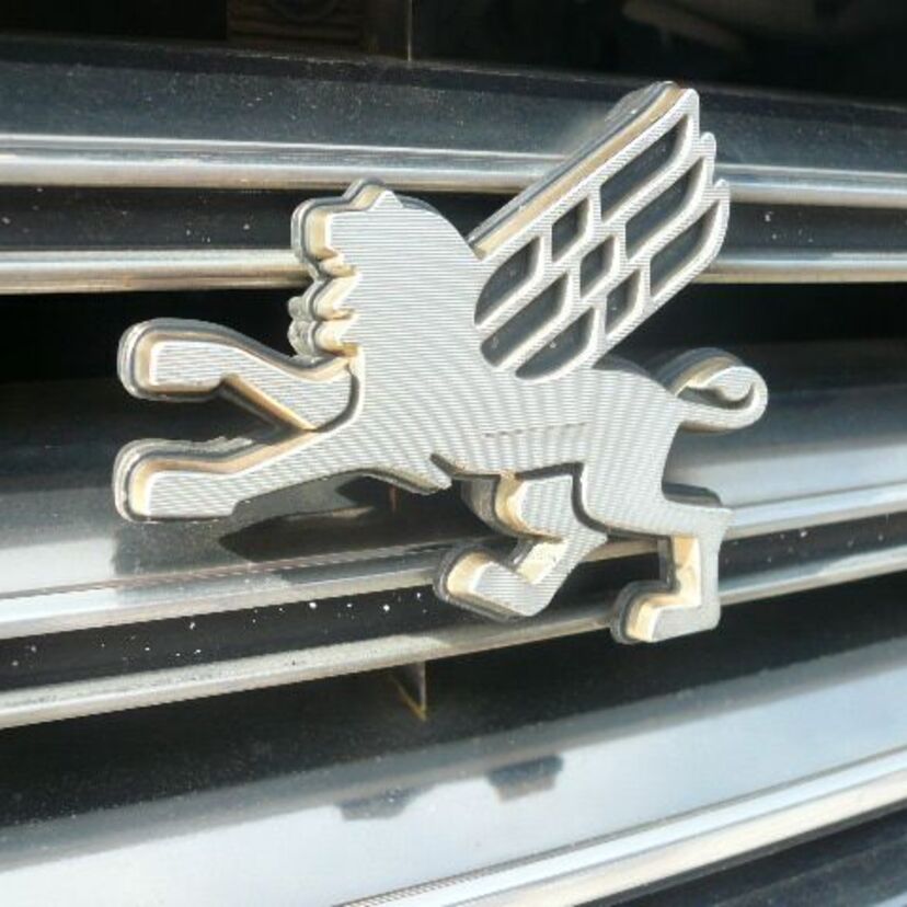 車種専用エンブレムとメーカーエンブレム、どちらが好きですか？（日産・トヨタ）