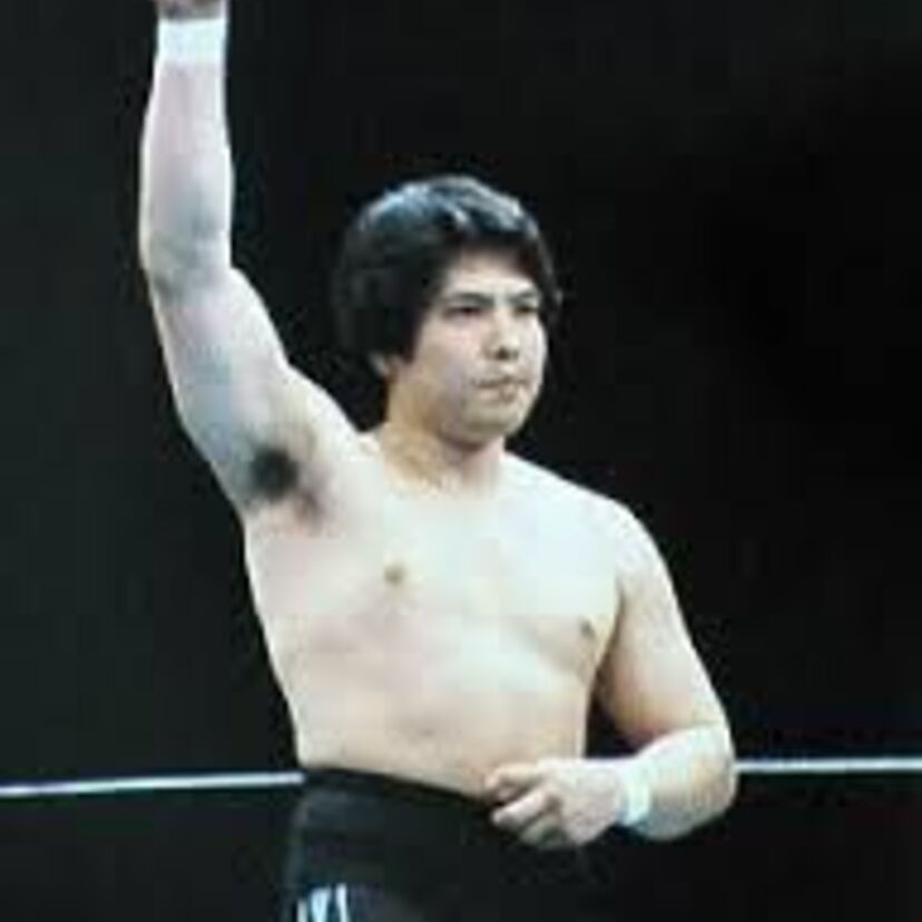 初代タイガーマスク(佐山聡)  本物の強さを追求し、 独自の格闘技理論を実践、 選挙では 「暴走族を撃ち殺せ!!」と叫んだ