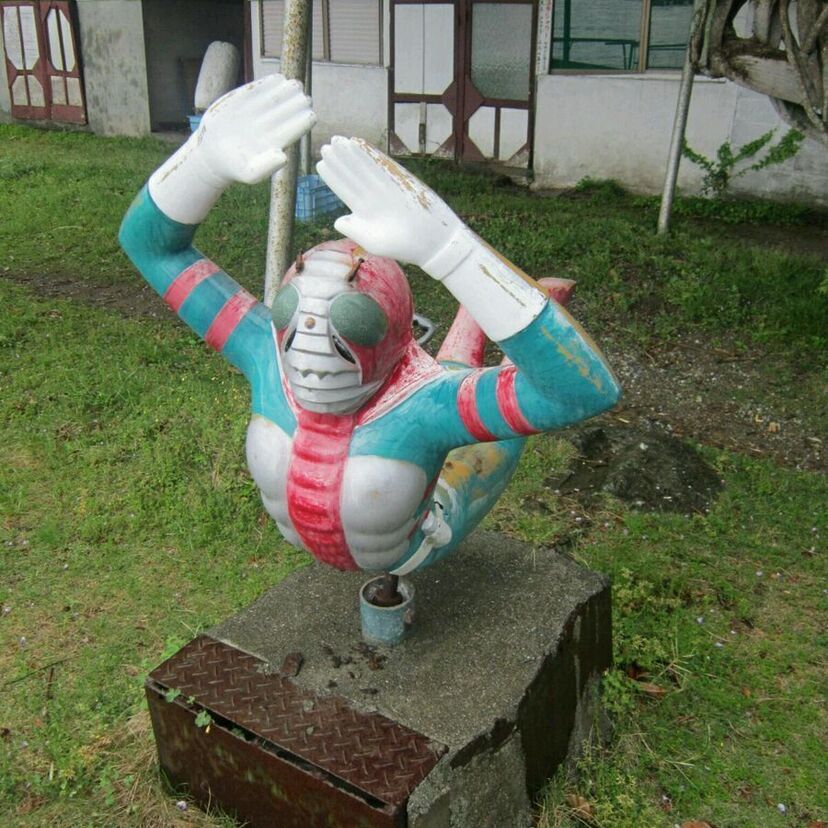 デパートの屋上遊園地などで懐かしいヒーロー達のコイン式電動遊具に乗りましたね