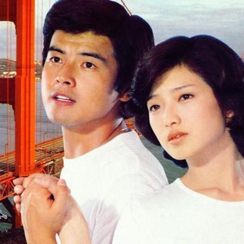 映画「ふりむけば愛」は、山口百恵・三浦友和ペアでの8作目の作品でした。