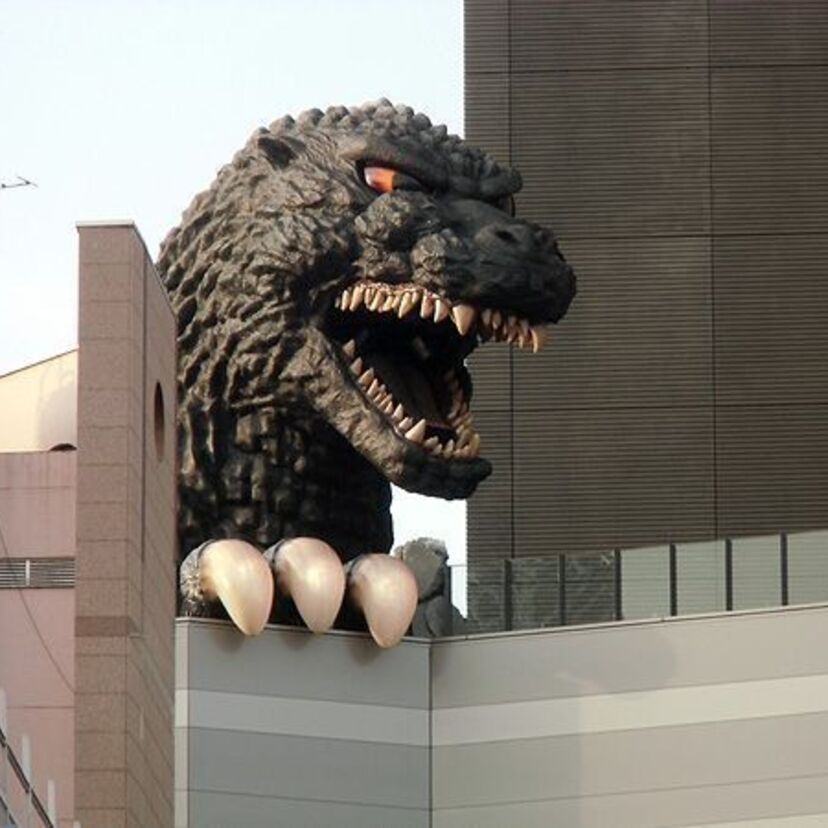 新宿・歌舞伎町に実物大ゴジラが現る！
