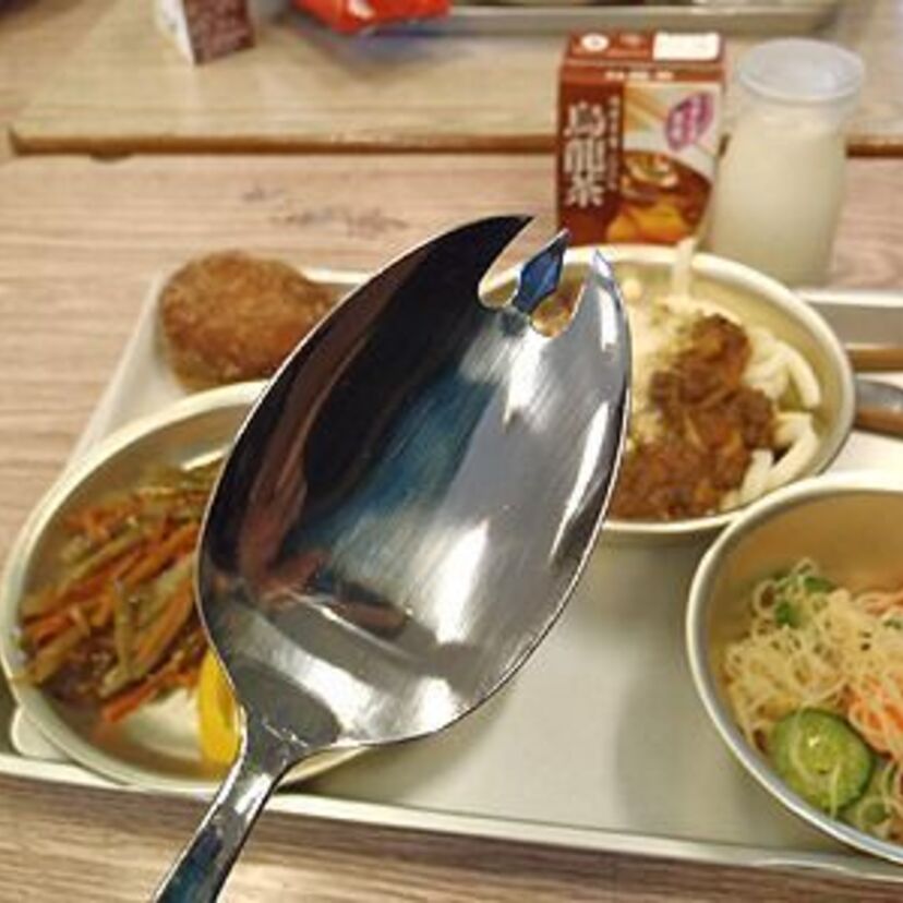 「先割れスプーン＝給食」とつい連想してしまう、馴染みの深い食器「先割れスプーン」について。