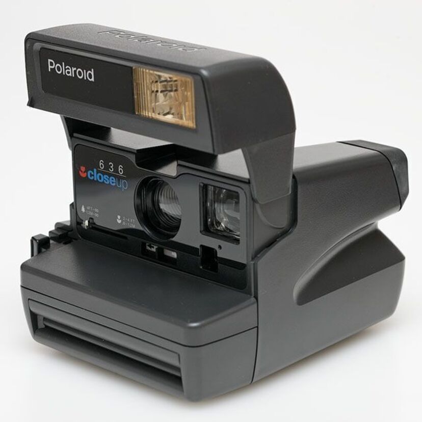 【ポラロイドカメラ】「写ルンです」などの使い捨てカメラが登場する前、インスタントカメラと言えばポラロイドカメラでした。