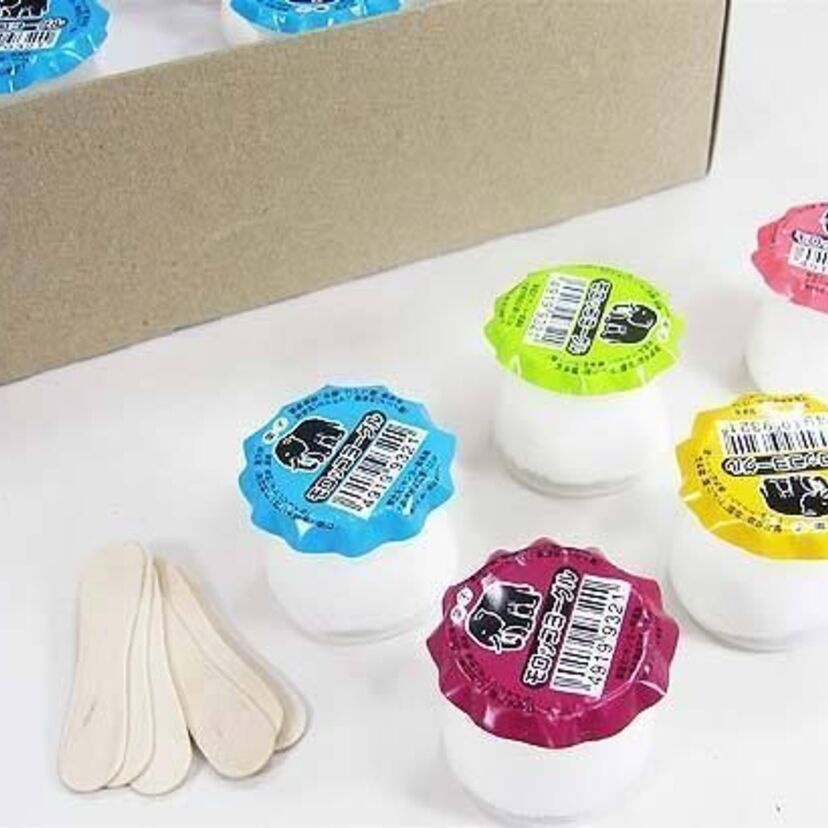 駄菓子屋さんは、少ないお小遣いを有意義に使える場所。10円玉や100円玉を手に一生懸命選んだ駄菓子たち。