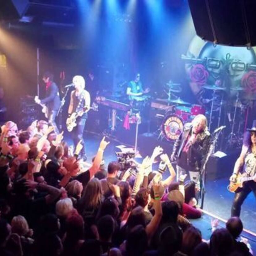 【GUNS N' ROSESがサプライズライブ!】現地時間の4月1日、再結成ツアーを控えるガンズ・アンド・ローゼズがロサンゼルスでサプライズライブを実施!!
