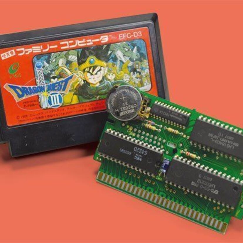 ファミコン本体やカセットの分解画像 カセットの中に電池が入ってる！