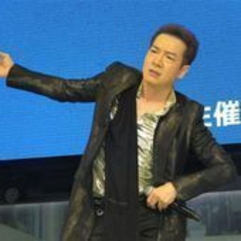 田原俊彦、新曲熱唱して池袋を80年代に！！ファン2000人集まる。