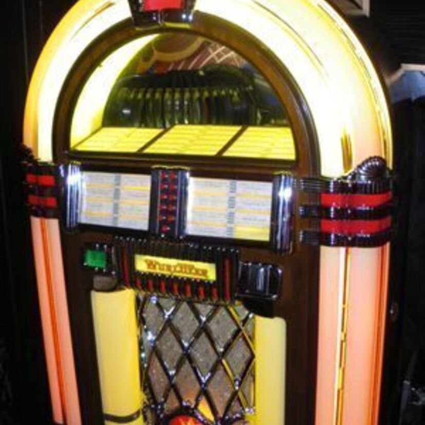 8トラジュークボックスに始まるカラオケの歴史！現代は洒落たカラオケルームですが、80年代はコンテナやボウリング場内に設置されたボックスでしたね。