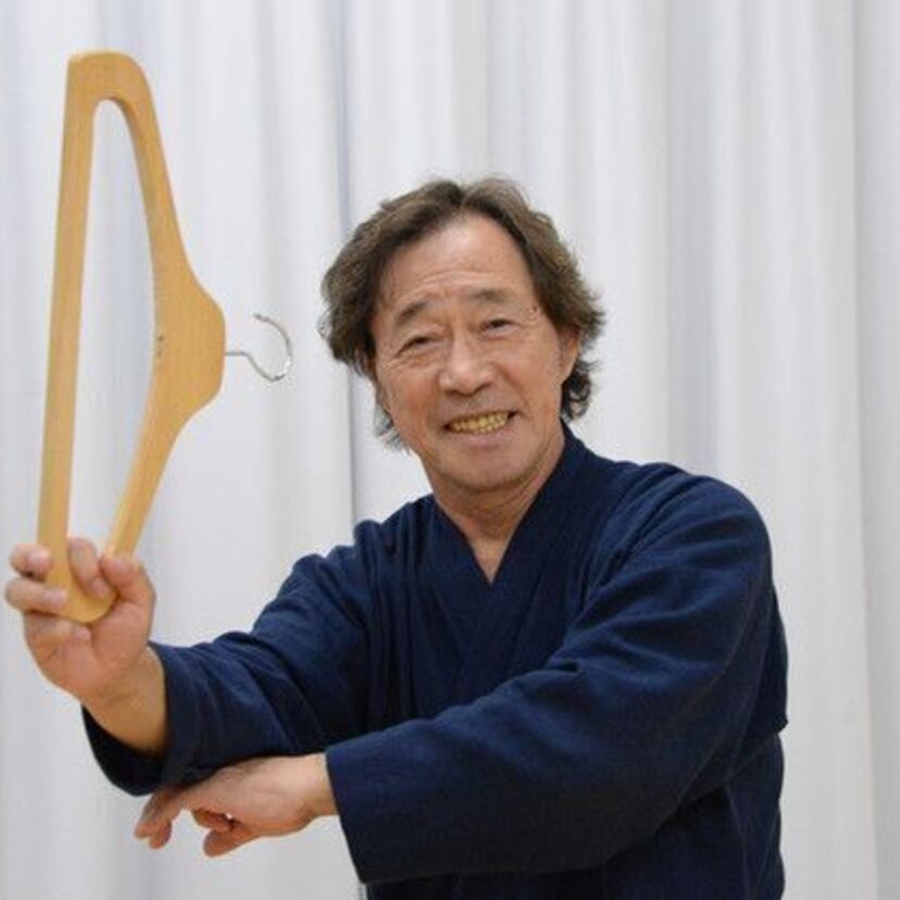 武田鉄矢が映画「刑事物語」以来、29年ぶりにハンガーヌンチャクを実演！