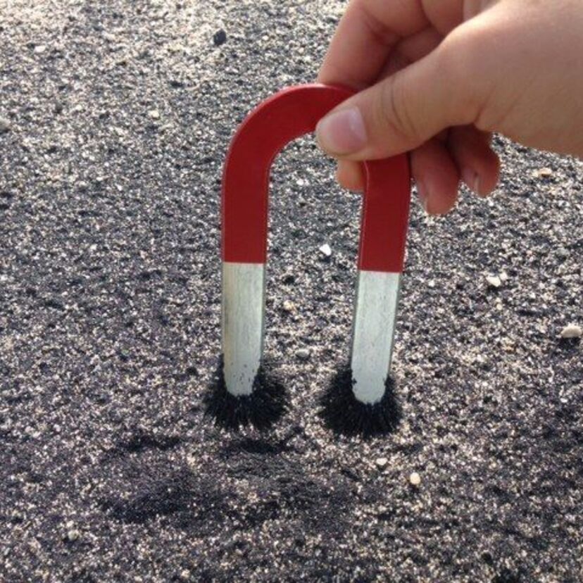子供のころ、砂鉄を一生懸命集めませんでしたか？磁石片手に砂場に飛び出しました！