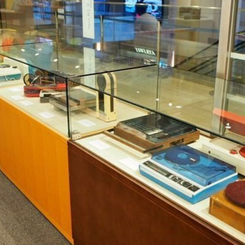 往年の名機が展示！「日本のポータブル・レコード・プレイヤー展」が三軒茶屋で開催中！