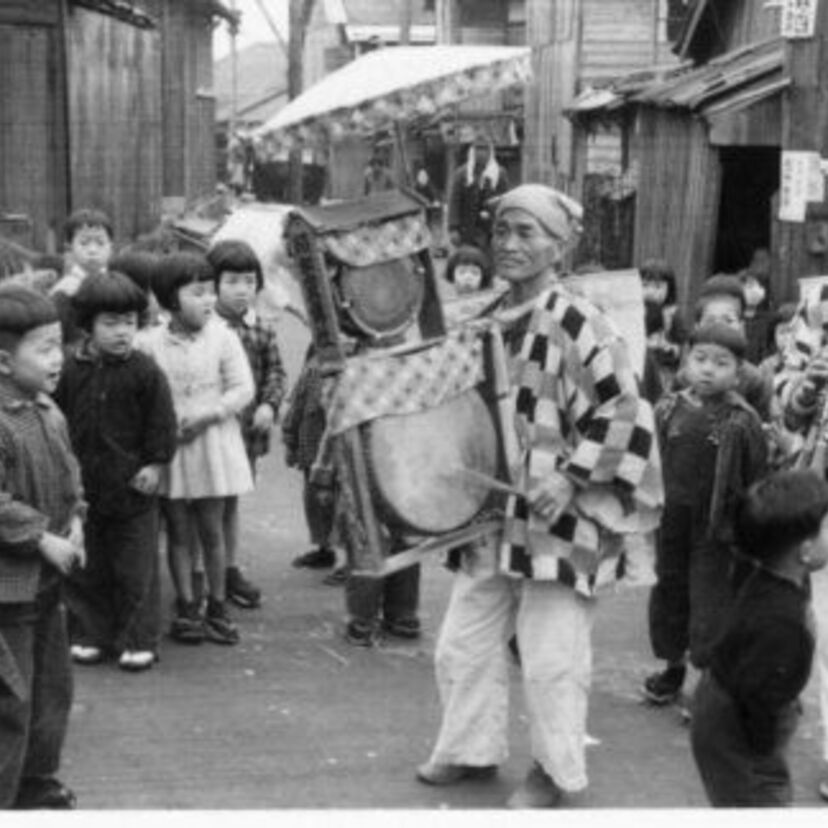 子供のころにみた景気のいいチンドン屋は立派な広告塔！その語源と歴史について。