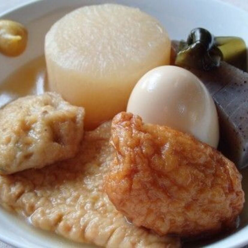 いまや冬のコンビニに欠かせない身近な食べ物「おでん」、その言葉の由来とは？