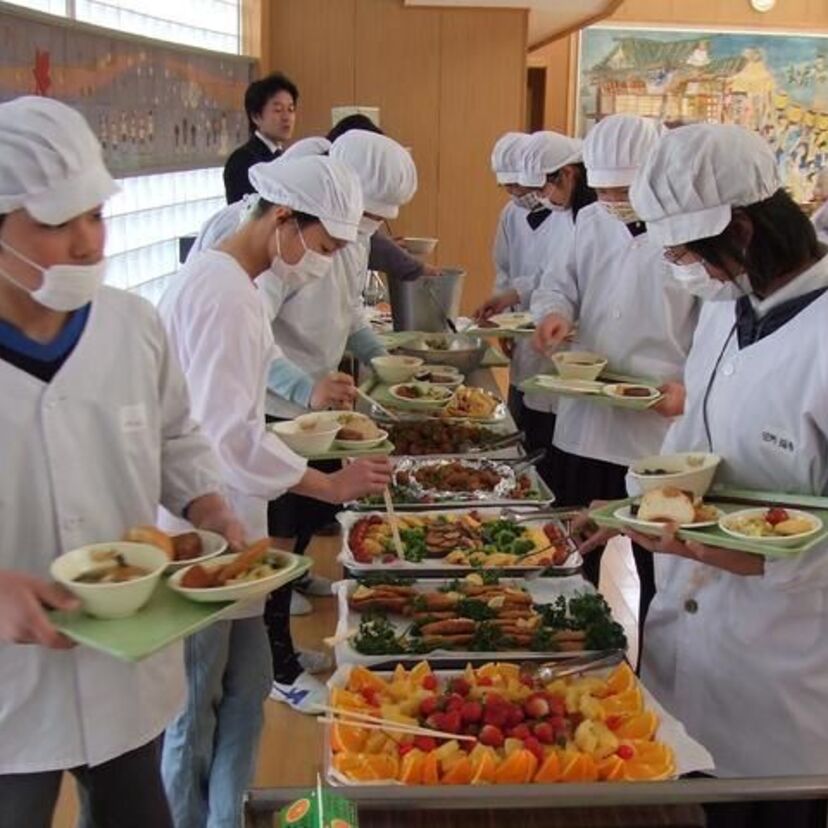 昭和の給食と比べて豪華でオシャレすぎる最近の給食