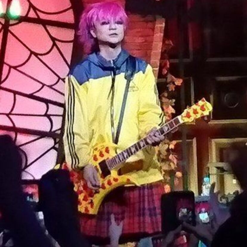 TERUがハロウィン企画でhideさんのコスプレを披露！GLAYのデビューの裏にhideさんの尽力があった！